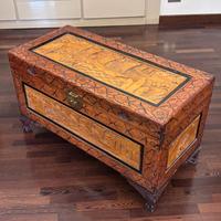 Cassapanca orientale in legno intarsiata a mano