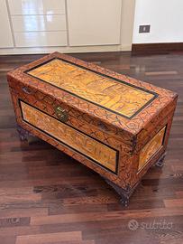 Cassapanca orientale in legno intarsiata a mano