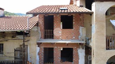 2 LOCALI A LEVONE
