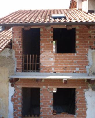 2 LOCALI A LEVONE
