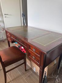 Scrivania stile inglese in legno con poltroncina