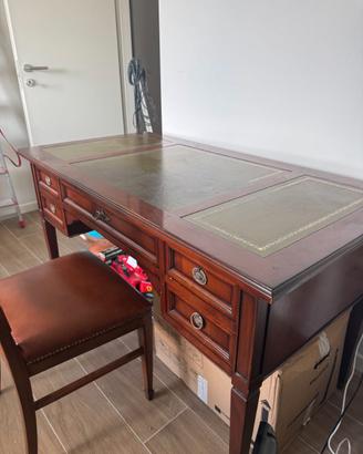 Scrivania stile inglese in legno con poltroncina