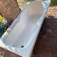 Vasca da bagno in resina con ribinetto Grohe