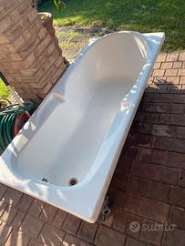 Vasca da bagno in resina con ribinetto Grohe