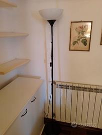 Lampada da terra IKEA nera con paralume bianco