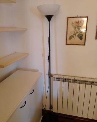 Lampada da terra IKEA nera con paralume bianco