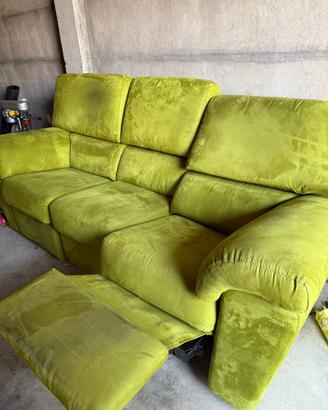 vari mobili e divani