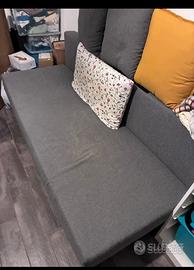 Divano letto IKEA grigio con tre cuscini Alvdalen