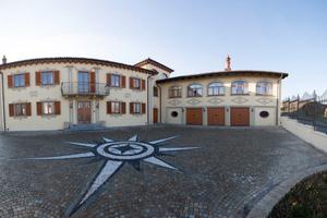 prestigiosa tenuta di  1.380 mq  con piscina e C c