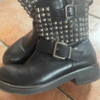 Stivaletto in finta pelle con borchie