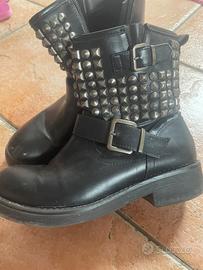 Stivaletto in finta pelle con borchie