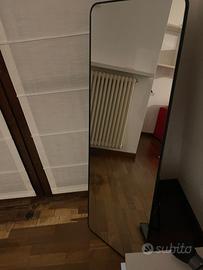 Specchio da terra moderno con cornice scura