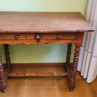 Tavolino con cassetti