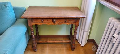 Tavolino con cassetti