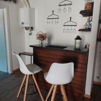 Angolo bar in legno fatto a mano + 2 sgabelli