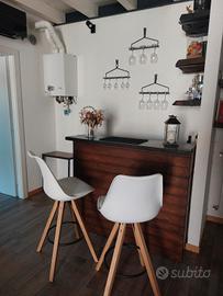 Angolo bar in legno fatto a mano + 2 sgabelli