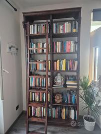 Libreria in legno massello con scala scorrevole