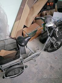 bicicletta elettrica a tre ruote 