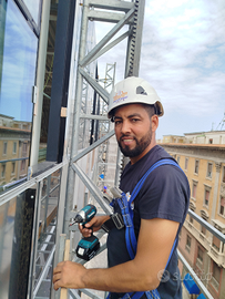 Posatore di infissi e facciata continua