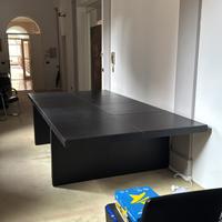 Tavolo di Poltrona Frau  in vera pelle colore nero
