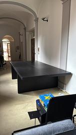 Tavolo di Poltrona Frau  in vera pelle colore nero