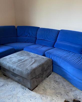 Divano angolare blu con pouf e copridivano