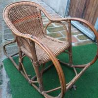 Sedia a dondolo per bambini in vimini vintage 