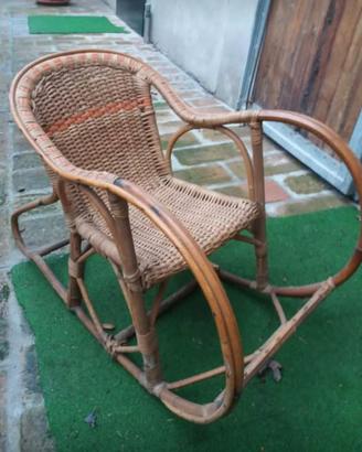 Sedia a dondolo per bambini in vimini vintage 