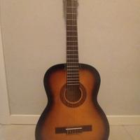 chitarra classica con la custodia inclusa