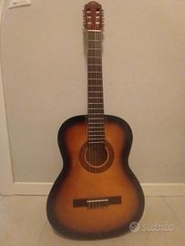 chitarra classica con la custodia inclusa