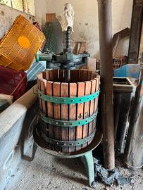 Vino, torchio, pigiatrice, tappatrice e serbatoio