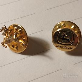 n.2 spille distintivo John Deere dorate anni 2000