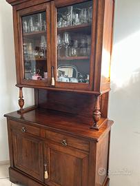 credenza in noce , tenuta con molta cura