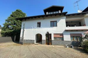 APPARTAMENTO BILIVELLO IN BIFAMILIARE