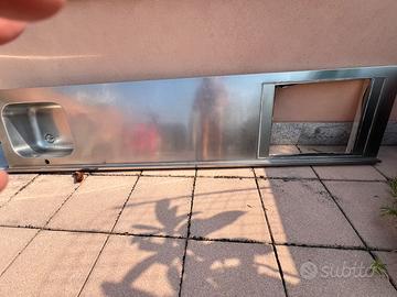 Lavello da cucina con rubinetteria