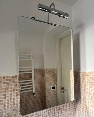 Specchio contenitore con luce