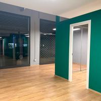 Negozio diviso in stanze con 2 vetrine e bagno