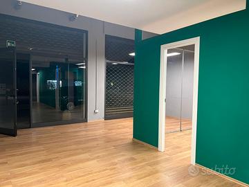 Negozio diviso in stanze con 2 vetrine e bagno