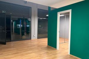 Negozio diviso in stanze con 2 vetrine e bagno