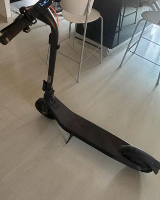 Monopattino  elettrico marca ninebot e 2pro