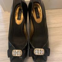 Scarpe spuntate in vernice Guess