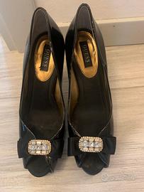Scarpe spuntate in vernice Guess