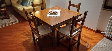 tavolo da pranzo con sedie