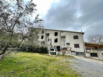 VILLA A SCHIERA A MONTEFIASCONE
