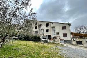 VILLA A SCHIERA A MONTEFIASCONE