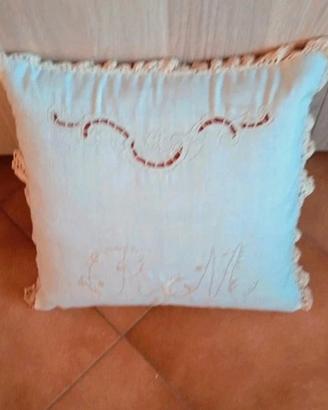 Cuscino ricamato a mano con cifre.