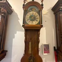 Antico orologio a pendolo con datario
