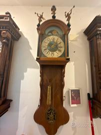 Antico orologio a pendolo con datario