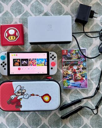 Nintendo Switch OLED Bianca + Mario Kart + Accesso