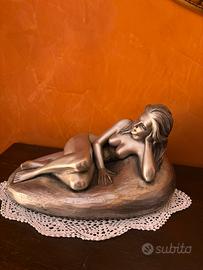 Scultura nudo di donna Brumal